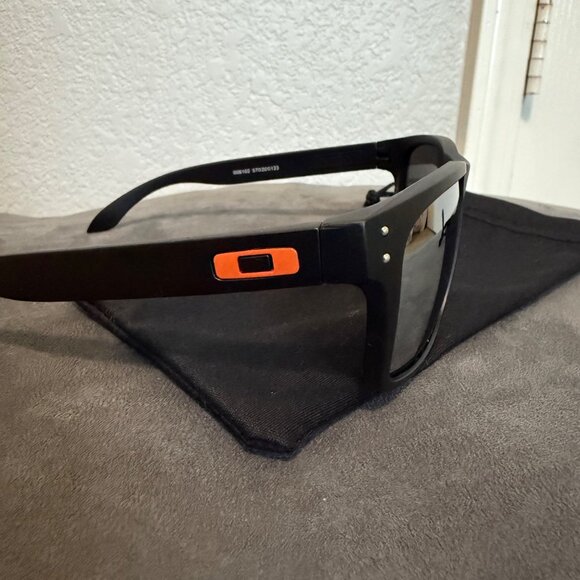 Oakley Sunglasses Holbrook Silver Mirror Lenses 9102 Black Frame - Picture 5 of 7